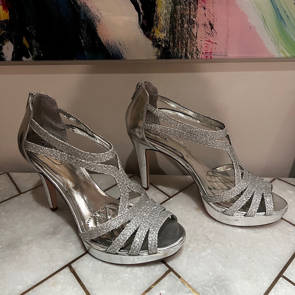 Alfani Silver Sparkling Pump. Great Condition!
